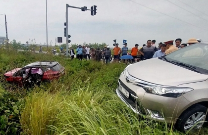 Ảnh TNGT: Đâm nhau với Toyota Vios ở ngã tư, KIA Seltos lao thẳng xuống ruộng, bung túi khí bên